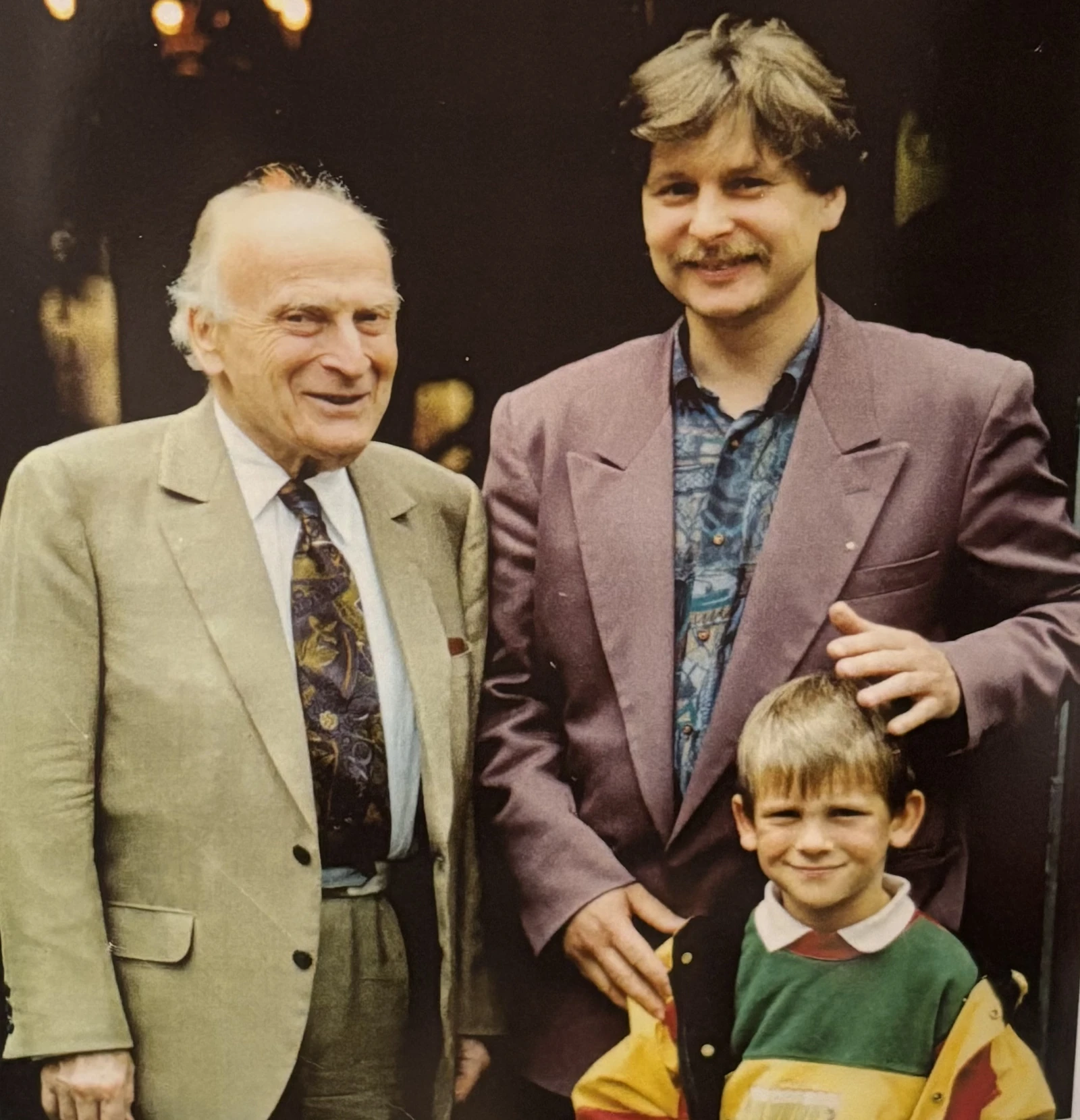 Photographie de groupe dédicacée avec Yehudi Menuhin et Alain Carbonare