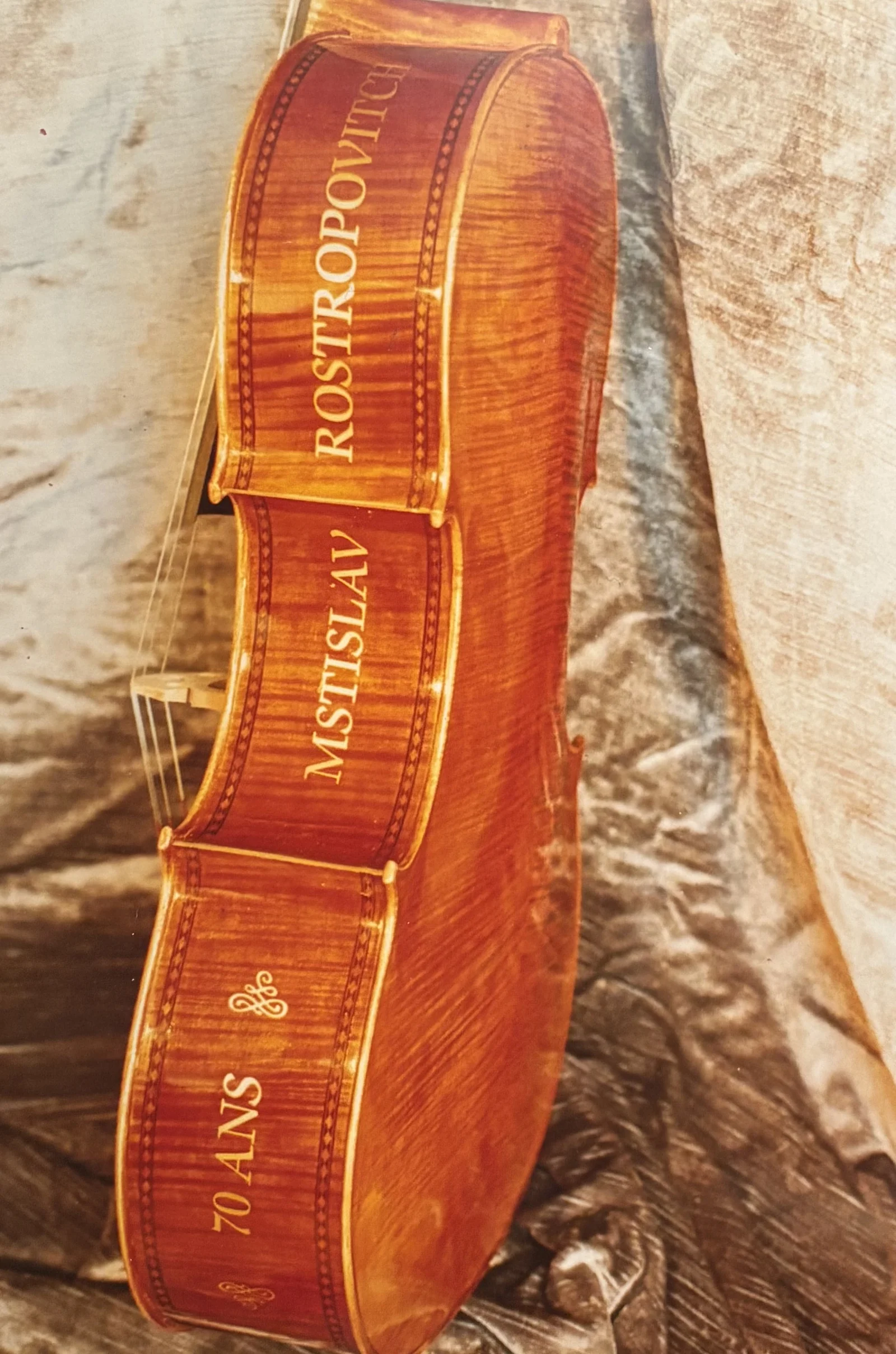 Détail du violoncelle des soixante-dix ans de Mstislav Rostropovitch