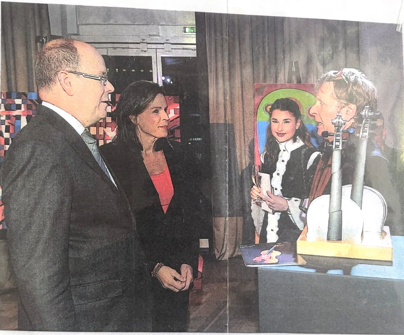 Archive : présentation d’une sculpture Tikoun Olam au prince Albert II de Monaco lors d’une soirée