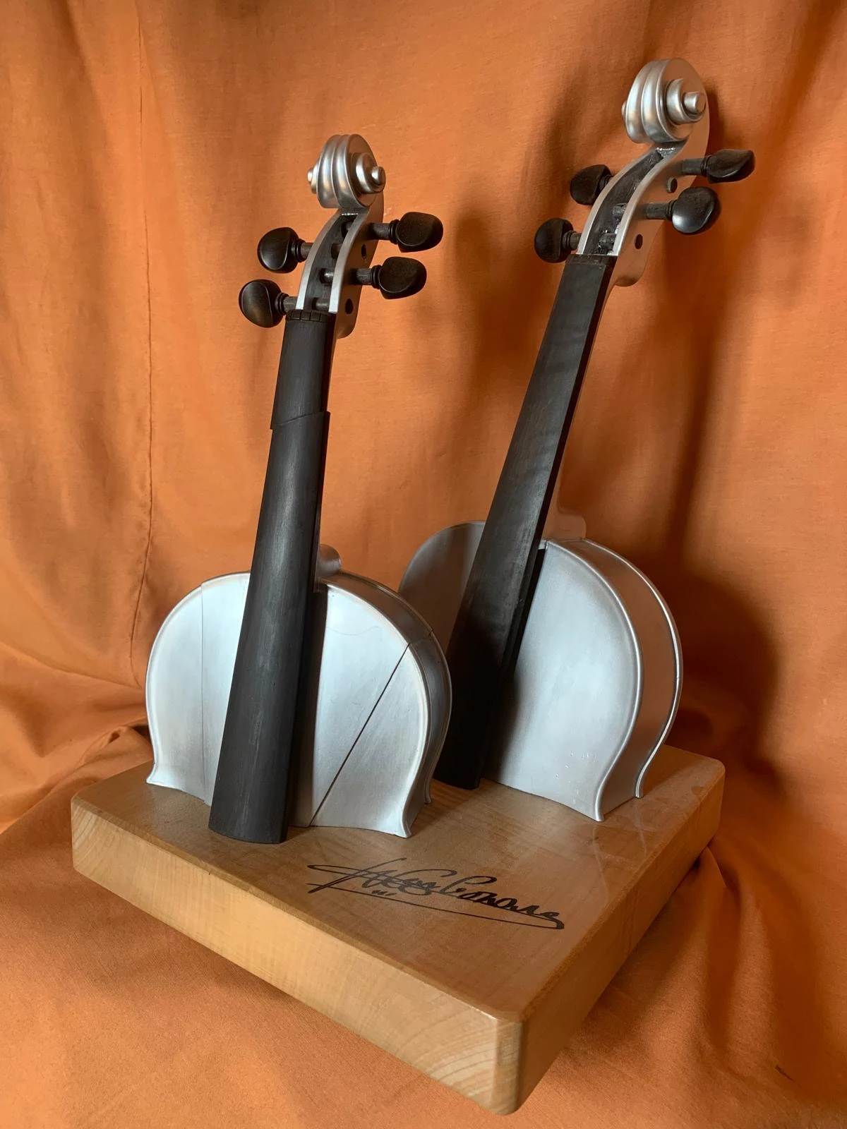 Sculpture Tikoun Olam à deux instruments, corps en aluminium brossé et manches d’ébène sur socle d’érable signé