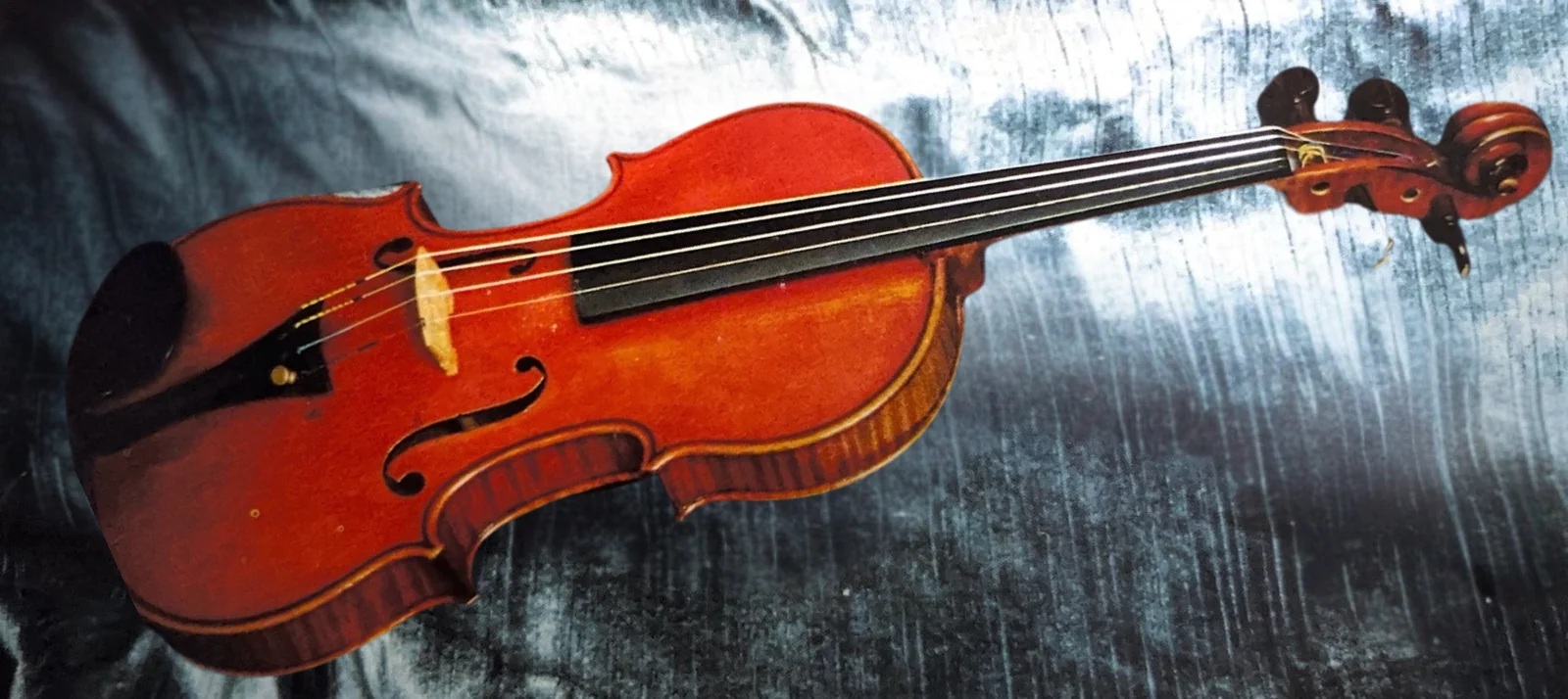 Vue du violon Vuillaume n° 8 de 1823 sur un fond textile